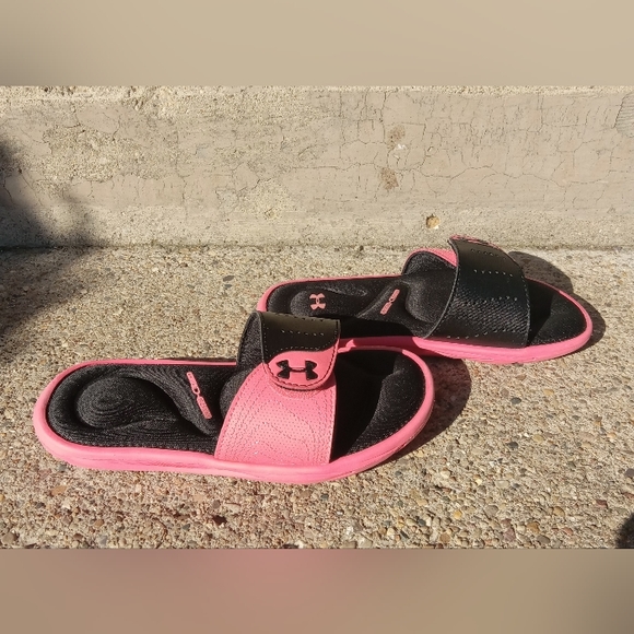 Girls Under Armore slides - Picture 4 of 11